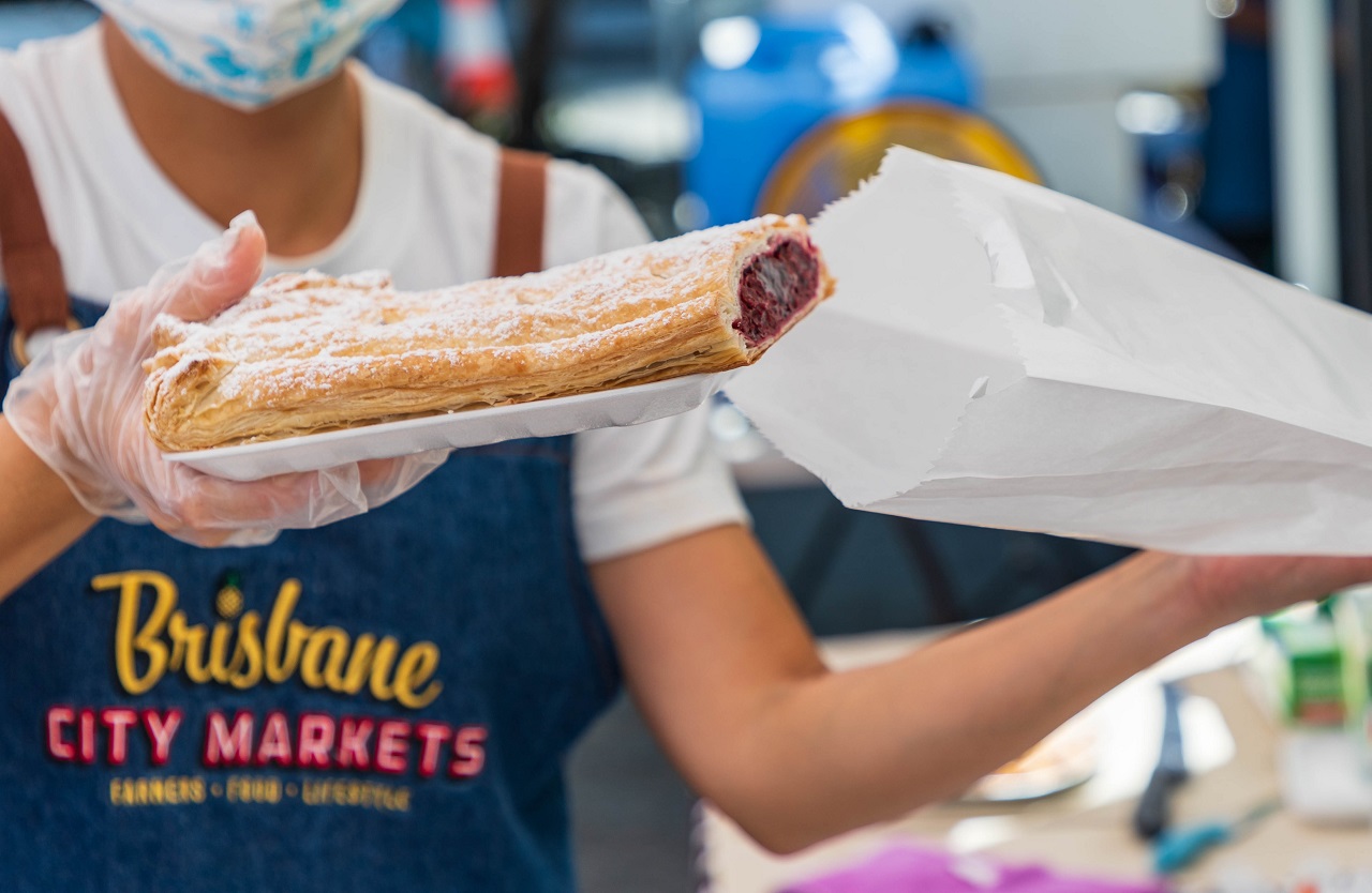 Brisbane_CBD_Brisbane City Market_Handing out roll