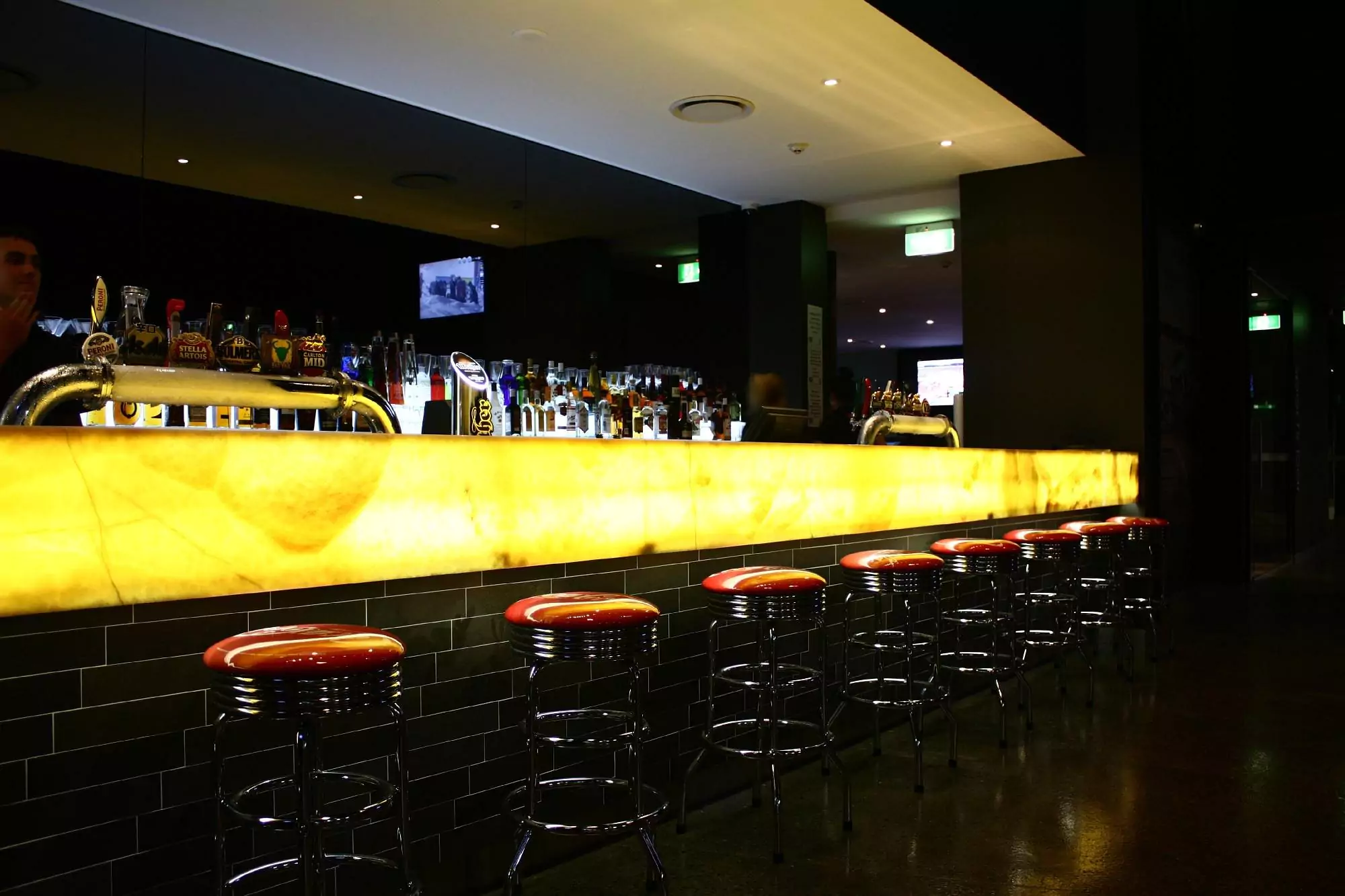 sanctuary-cove-tavern-bar