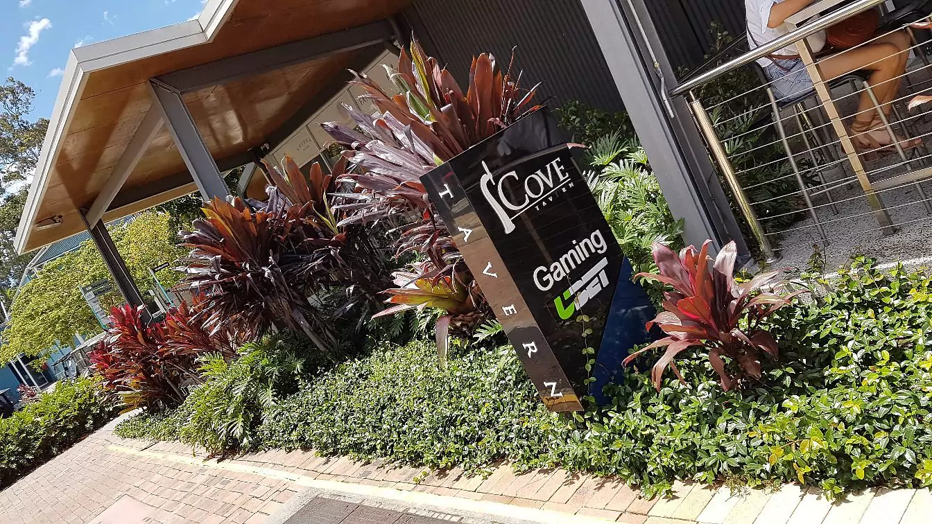 sanctuary-cove-tavern-outside