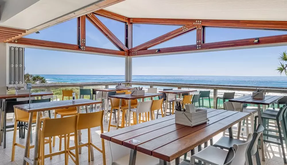 bmd-northcliffe-surf-club-beachfront-deck