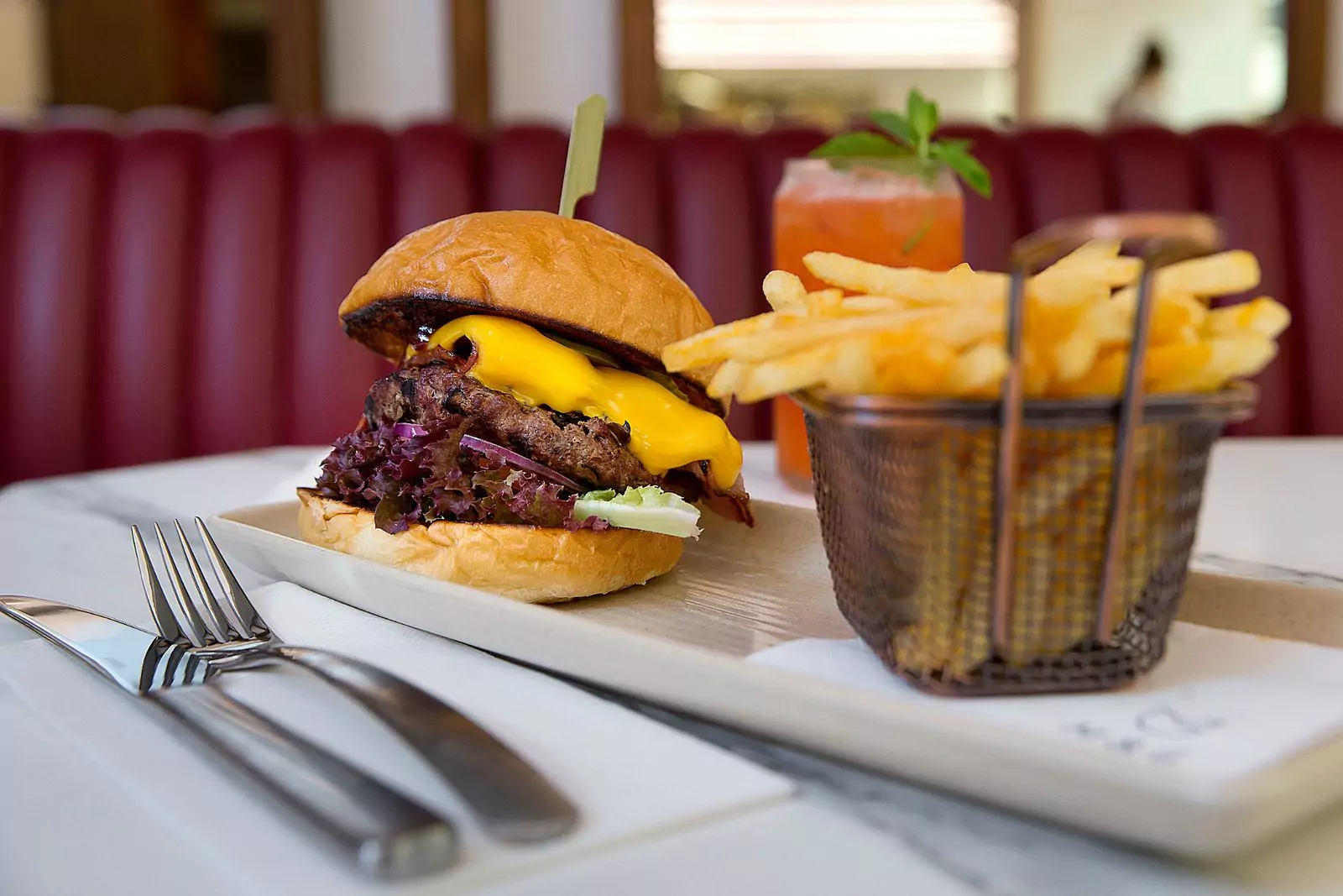 mg-cafe-and-bar-burger